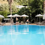 Nia Boutique By Rapo's 4*